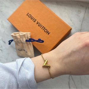 Louis Vuitton Essential “V” bracelet